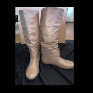 Boots by Wild Diva size 8 cream/tan